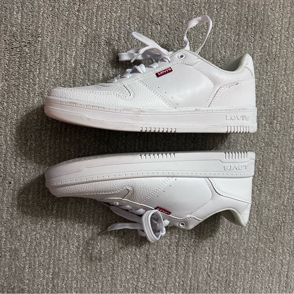 Women’s Size 9 Levi’s White Sneakers
